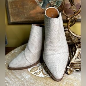 EUC Report “Tosh” Snakeskin Embossed Mule in Sand     Size 7.5